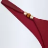 Bas de bikini échancré Bermuda orné de perles, couleur cerise foncée