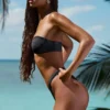 Bas de bikini cheeky froncé et orné Pacifico en noir Bas de bikini cheeky froncé et orné Pacifico en noir