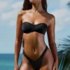 Bas de bikini cheeky froncé et orné Pacifico en noir Bas de bikini cheeky froncé et orné Pacifico en noir
