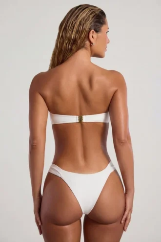 Bas de bikini cheeky à larges bretelles orné de perles Maui, couleur ivoire