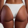 Bas de bikini cheeky à larges bretelles orné de perles Maui, couleur ivoire Bas de bikini cheeky à larges bretelles orné de perles Maui, couleur ivoire