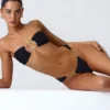Bas de bikini cheeky à larges bretelles ornées de motifs Sunray, en noir Bas de bikini cheeky à larges bretelles ornées de motifs Sunray, en noir
