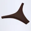 Bas de bikini Manea à coupe échancrée couleur chocolat noir Bas de bikini Manea à coupe échancrée couleur chocolat noir