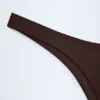 Bas de bikini Manea à coupe échancrée couleur chocolat noir Bas de bikini Manea à coupe échancrée couleur chocolat noir