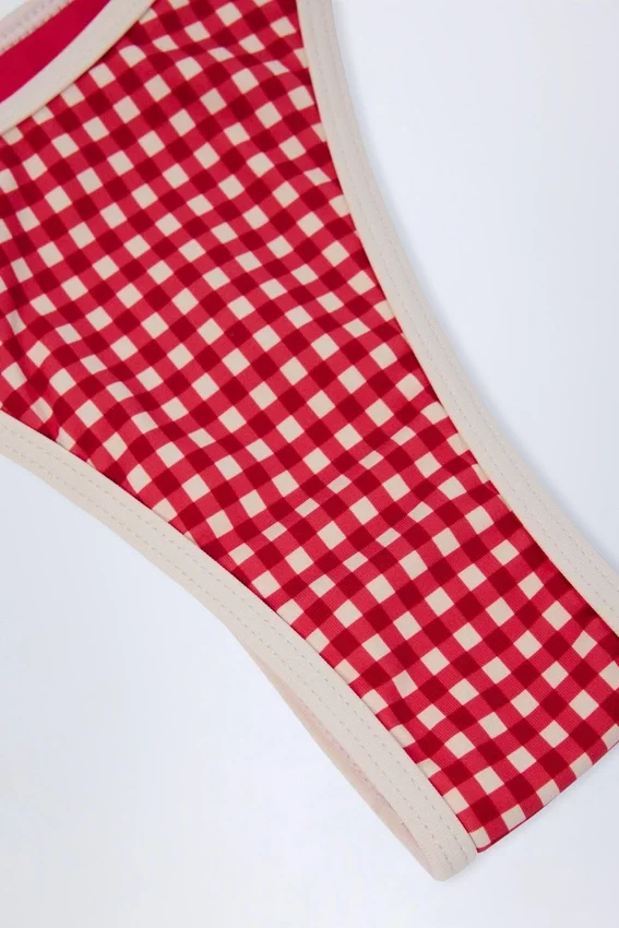 Bas de bikini Masia à double bretelle et coupe échancrée en vichy rouge Bas de bikini Masia à double bretelle et coupe échancrée en vichy rouge