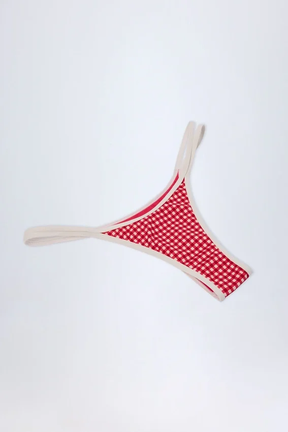 Bas de bikini Masia à double bretelle et coupe échancrée en vichy rouge Bas de bikini Masia à double bretelle et coupe échancrée en vichy rouge