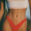 Bas de bikini Pacifico froncé et échancré en rouge vif