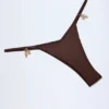 Bas de bikini string Cebu avec détails charmants, couleur chocolat noir Bas de bikini string Cebu avec détails charmants, couleur chocolat noir