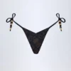 Bas de bikini string Cebu avec détails charmants, en noir Bas de bikini string Cebu avec détails charmants, en noir