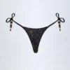 Bas de bikini string Cebu avec détails charmants, en noir Bas de bikini string Cebu avec détails charmants, en noir