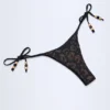 Bas de bikini string Cebu avec détails charmants, en noir Bas de bikini string Cebu avec détails charmants, en noir