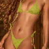 Bas de bikini string Cebu avec détails charmants en vert olive Bas de bikini string Cebu avec détails charmants en vert olive