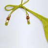 Bas de bikini string Cebu avec détails charmants en vert olive Bas de bikini string Cebu avec détails charmants en vert olive