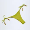 Bas de bikini string Cebu avec détails charmants en vert olive Bas de bikini string Cebu avec détails charmants en vert olive