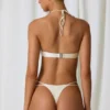 Bas de bikini string à double bretelle Mabe avec détails en perles, couleur blanc perle Bas de bikini string à double bretelle Mabe avec détails en perles, couleur blanc perle