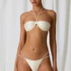 Bas de bikini string à double bretelle Mabe avec détails en perles, couleur blanc perle Bas de bikini string à double bretelle Mabe avec détails en perles, couleur blanc perle