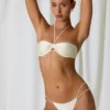 Bas de bikini string à double bretelle Mabe avec détails en perles, couleur blanc perle Bas de bikini string à double bretelle Mabe avec détails en perles, couleur blanc perle