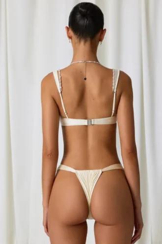 Bas de bikini string froncé Mahina en blanc perle