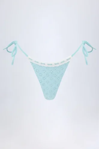 Bas de bikini string à nouer sur les côtés Vernazza en broderie anglaise, bleu poudré
