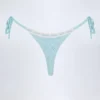 Bas de bikini string à nouer sur les côtés Vernazza en broderie anglaise, bleu poudré Bas de bikini string à nouer sur les côtés Vernazza en broderie anglaise, bleu poudré