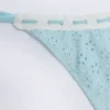 Bas de bikini string à nouer sur les côtés Vernazza en broderie anglaise, bleu poudré Bas de bikini string à nouer sur les côtés Vernazza en broderie anglaise, bleu poudré
