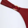 Bas de bikini string St Barts avec détails métalliques, couleur cerise foncée Bas de bikini string St Barts avec détails métalliques, couleur cerise foncée