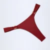 Bas de bikini string St Barts avec détails métalliques, couleur cerise foncée Bas de bikini string St Barts avec détails métalliques, couleur cerise foncée