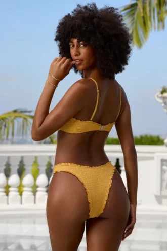 Bas de bikini taille basse en tissu froissé, couleur Marigold