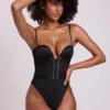 Body corset en satin à encolure plongeante et laçage Yelda, noir Body corset en satin à encolure plongeante et laçage Yelda, noir