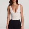 Body Zayla en dentelle transparente à encolure plongeante festonnée, blanc Body Zayla en dentelle transparente à encolure plongeante festonnée, blanc