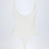 Body Zayla en dentelle transparente à encolure plongeante festonnée, blanc Body Zayla en dentelle transparente à encolure plongeante festonnée, blanc