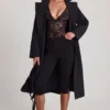 Body Zayla en dentelle transparente à encolure plongeante festonnée, noir Body Zayla en dentelle transparente à encolure plongeante festonnée, noir