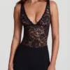 Body Zayla en dentelle transparente à encolure plongeante festonnée, noir Body Zayla en dentelle transparente à encolure plongeante festonnée, noir