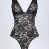 Body Zayla en dentelle transparente à encolure plongeante festonnée, noir Body Zayla en dentelle transparente à encolure plongeante festonnée, noir