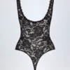 Body Zayla en dentelle transparente à encolure plongeante festonnée, noir Body Zayla en dentelle transparente à encolure plongeante festonnée, noir