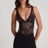 Body Zayla en dentelle transparente à encolure plongeante festonnée, noir Body Zayla en dentelle transparente à encolure plongeante festonnée, noir