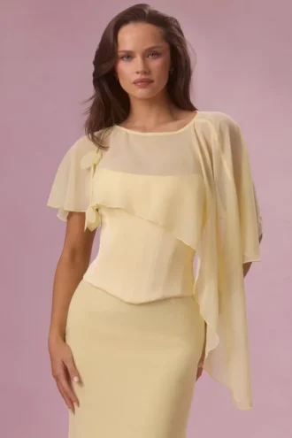 Cape en mousseline Velina, couleur jaune beurre Cape en mousseline Velina, couleur jaune beurre