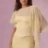 Cape en mousseline Velina, couleur jaune beurre Cape en mousseline Velina, couleur jaune beurre