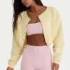 Cardigan court boutonné en jersey brossé, couleur jaune pâle Cardigan court boutonné en jersey brossé, couleur jaune pâle
