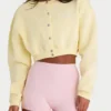 Cardigan court boutonné en jersey brossé, couleur jaune pâle Cardigan court boutonné en jersey brossé, couleur jaune pâle