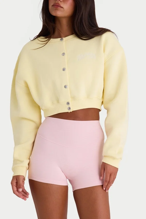 Cardigan court boutonné en jersey brossé, couleur jaune pâle Cardigan court boutonné en jersey brossé, couleur jaune pâle