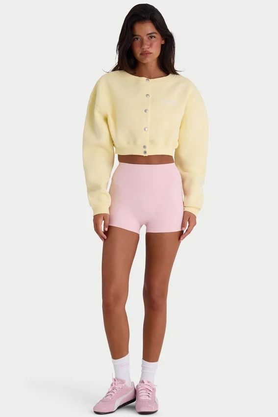 Cardigan court boutonné en jersey brossé, couleur jaune pâle Cardigan court boutonné en jersey brossé, couleur jaune pâle