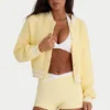 Cardigan court boutonné en maille jaune pâle Cardigan court boutonné en maille jaune pâle