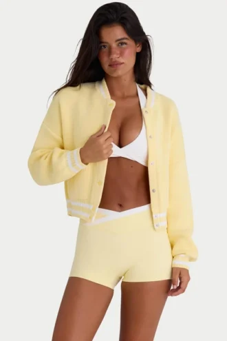 Cardigan court boutonné en maille jaune pâle