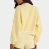 Cardigan court boutonné en maille jaune pâle Cardigan court boutonné en maille jaune pâle