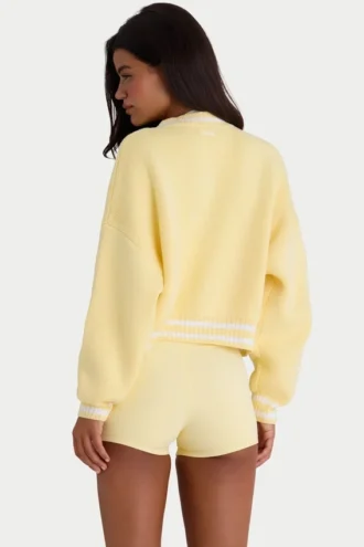 Cardigan court boutonné en maille jaune pâle