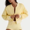 Cardigan court boutonné en maille jaune pâle Cardigan court boutonné en maille jaune pâle