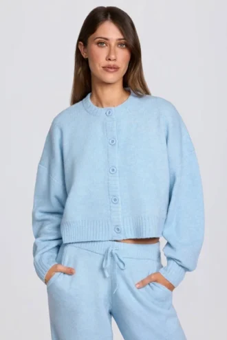 Cardigan court en maille bleu poudré