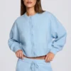 Cardigan court en maille bleu poudré Cardigan court en maille bleu poudré