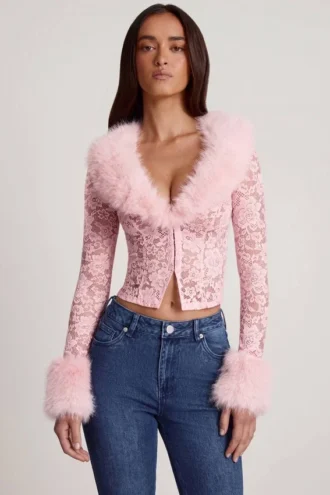 Cardigan en dentelle transparente avec bordure en fausse fourrure Noemy, rose